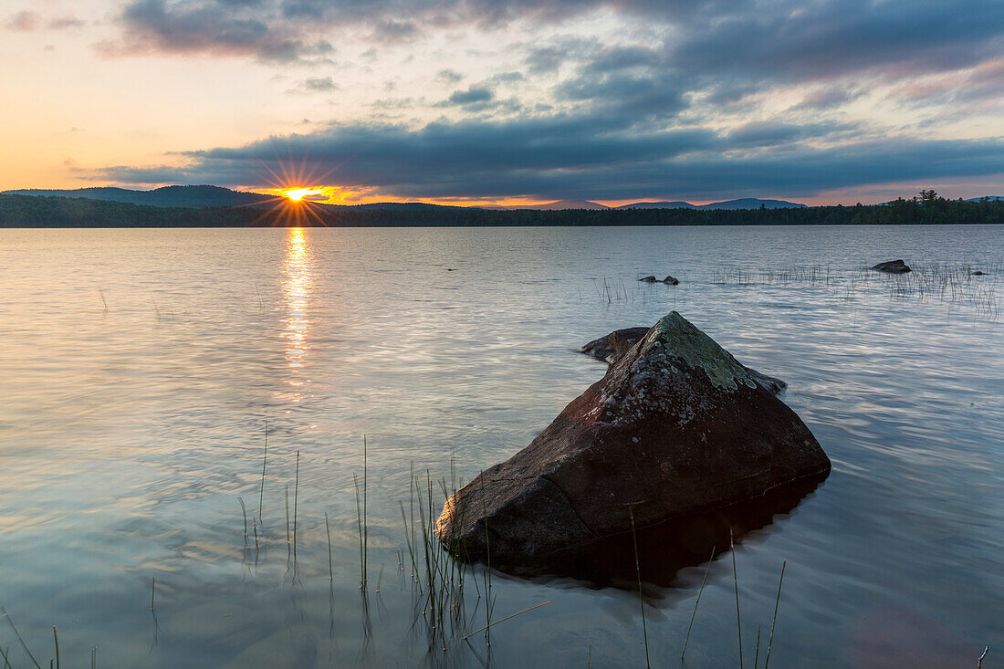 Morgendämmerung am Lake Umbagog in Errol, New Hampshire.