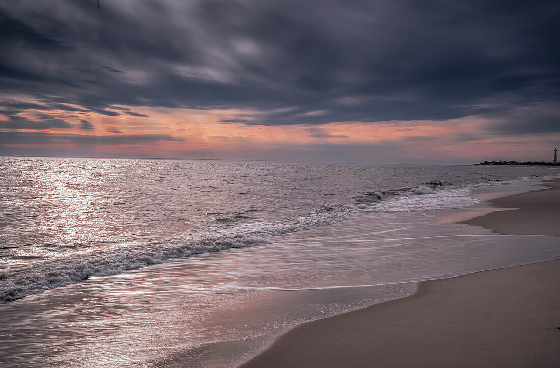 USA, New Jersey, Cape May Nationaler Meeresstrand. Bedeckter Sonnenuntergang an der Küste