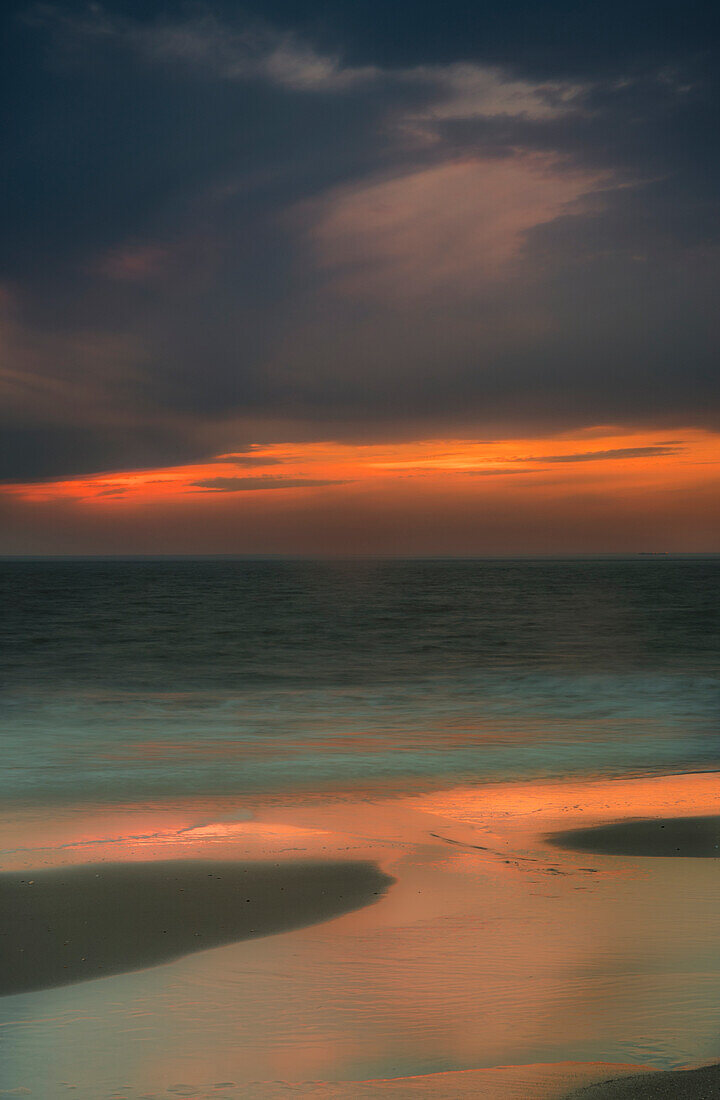 USA, New Jersey, Cape May National Seashore. Bedeckter Sonnenaufgang an der Küste