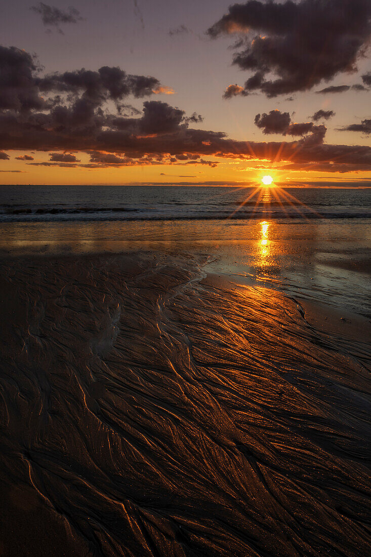 USA, New Jersey, Cape May National Seashore. Sonnenuntergang am Meeresufer