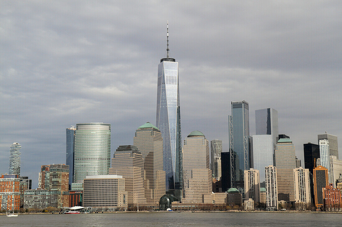 One World Trade Center und andere Wolkenkratzer in Manhattan von der anderen Seite des Hudson River in Jersey City, New Jersey