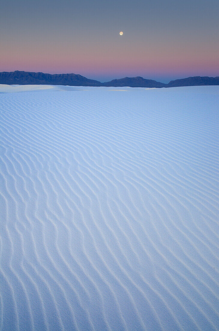 Vollmond über dem White Sands National Monument, New Mexico