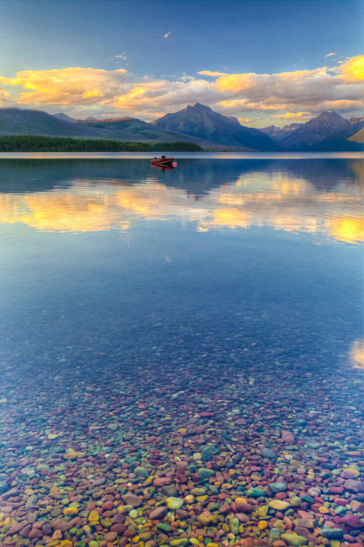 USA, Montana, Glacier National Park. Landschaft am MacDonald-See