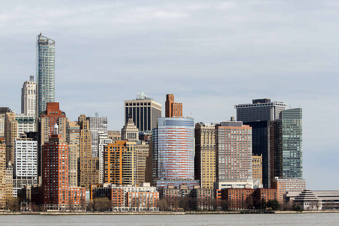 Gebäude in Lower Manhattan vom Hudson River aus gesehen, New York, New York, Vereinigte Staaten
