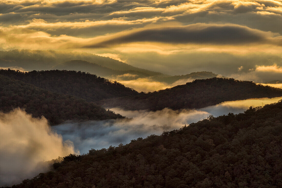 Sonnenaufgang und Bergnebel, Blue Ridge Mountains vom Blue Ridge Parkway bei Brevard, North Carolina