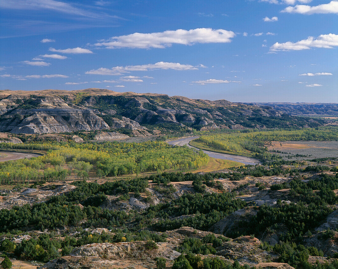 USA, North Dakota, Theodore Roosevelt National Park, Little Missouri River und Sedimenthügel, Blick nach Westen vom Oxbow Overlook, North Unit.