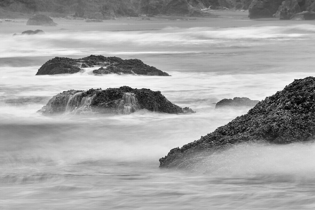 Wellen brechen an Felsen, Bandon Beach, Oregon