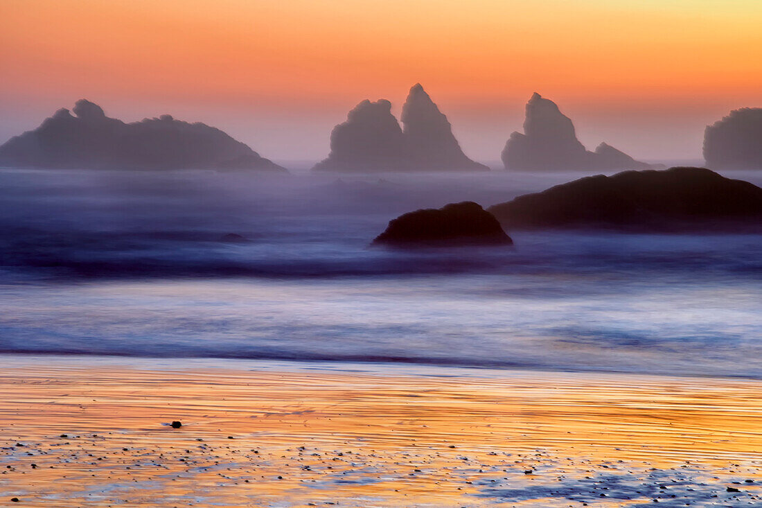 USA, Oregon, Bandon. Sonnenuntergang am Strand