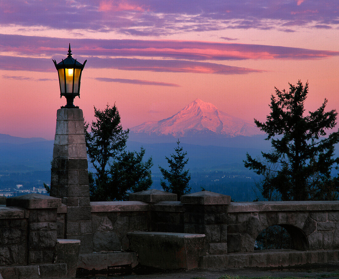 USA, Oregon, Portland. Mt. Hood mit Mondaufgang bei Sonnenuntergang