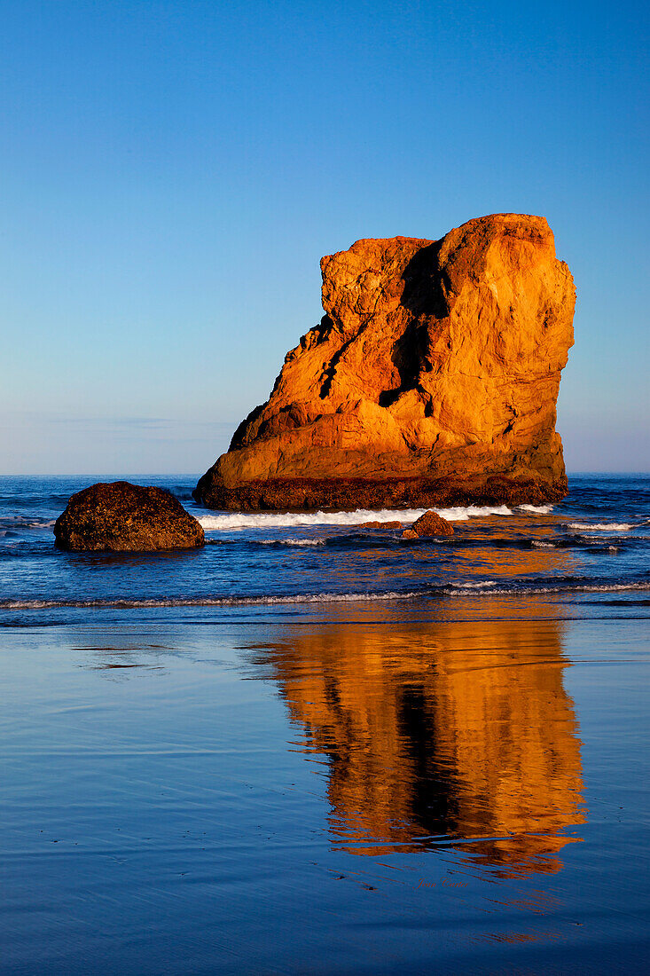 USA, Oregon, Bandon. Sonnenuntergang am Strand von Bandon Beach