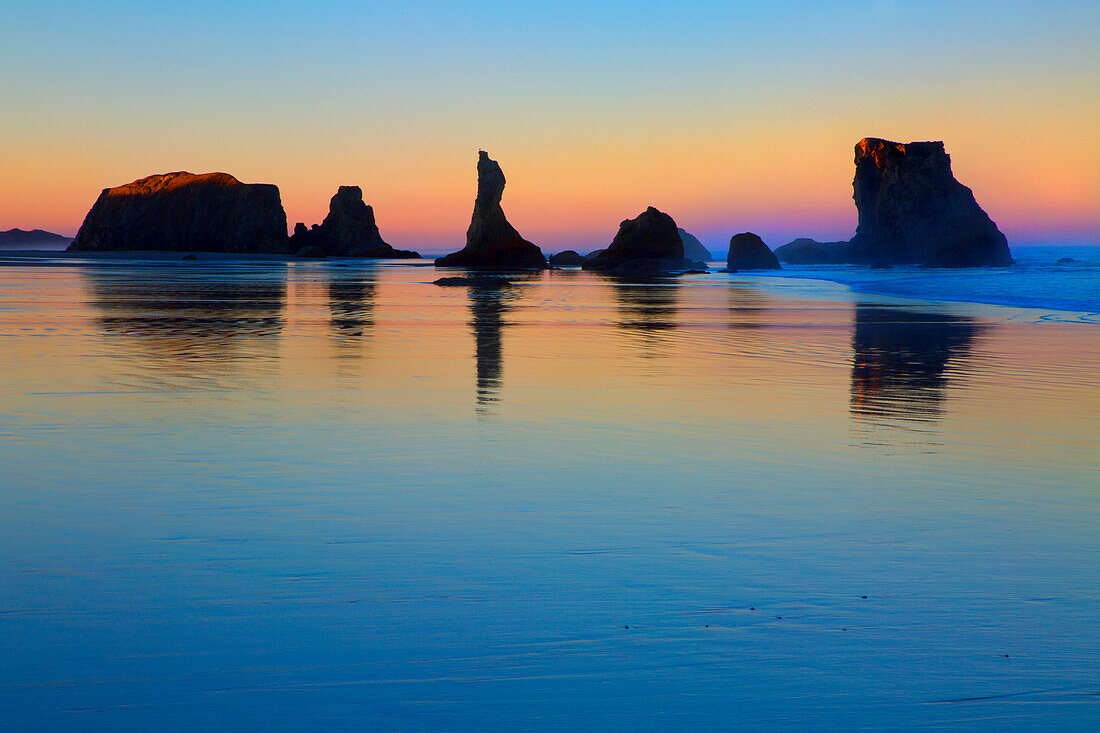 USA, Oregon, Bandon. Sonnenuntergang am Strand von Bandon