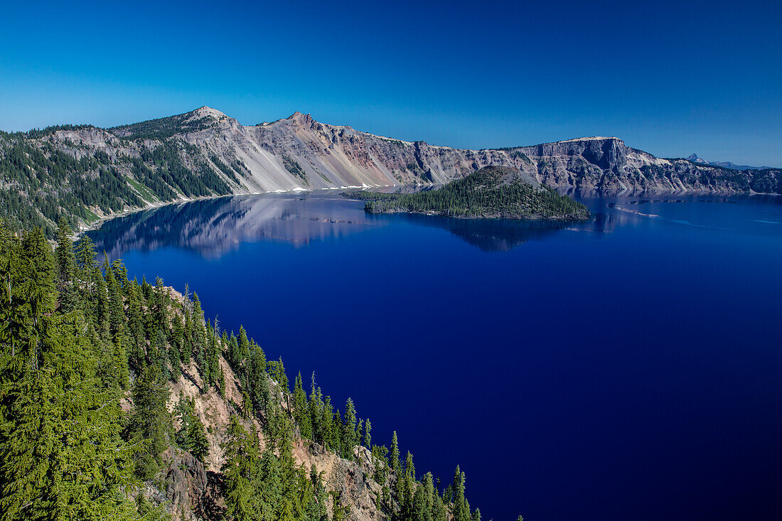 Blick auf das blaue Wasser des Crater Lake im Crater Lake National Park, Oregon, USA (Großformat verfügbar)