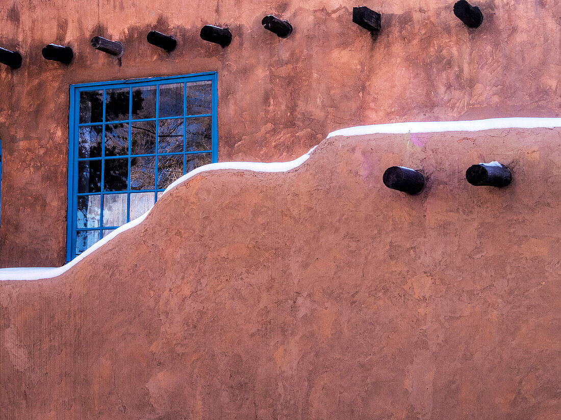 USA, New Mexico, Sant Fe, Adobe structure with protruding vigas and Snow