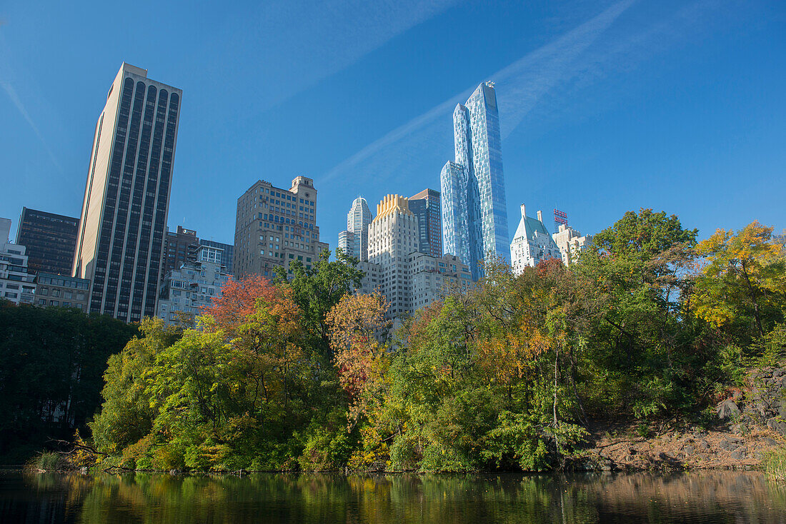 Blick auf die Hochhäuser entlang des Central Park South vom Inneren des Central Park an einem sonnigen Herbsttag, New York City, New York