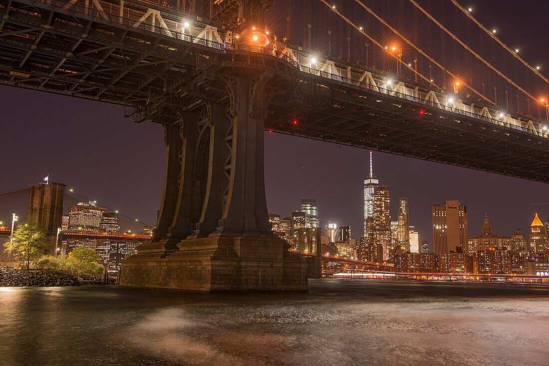 Die Manhattan Bridge und die Skyline von Manhattan im Abendlicht vom Brooklyn Bridge Park aus, New York City, New York