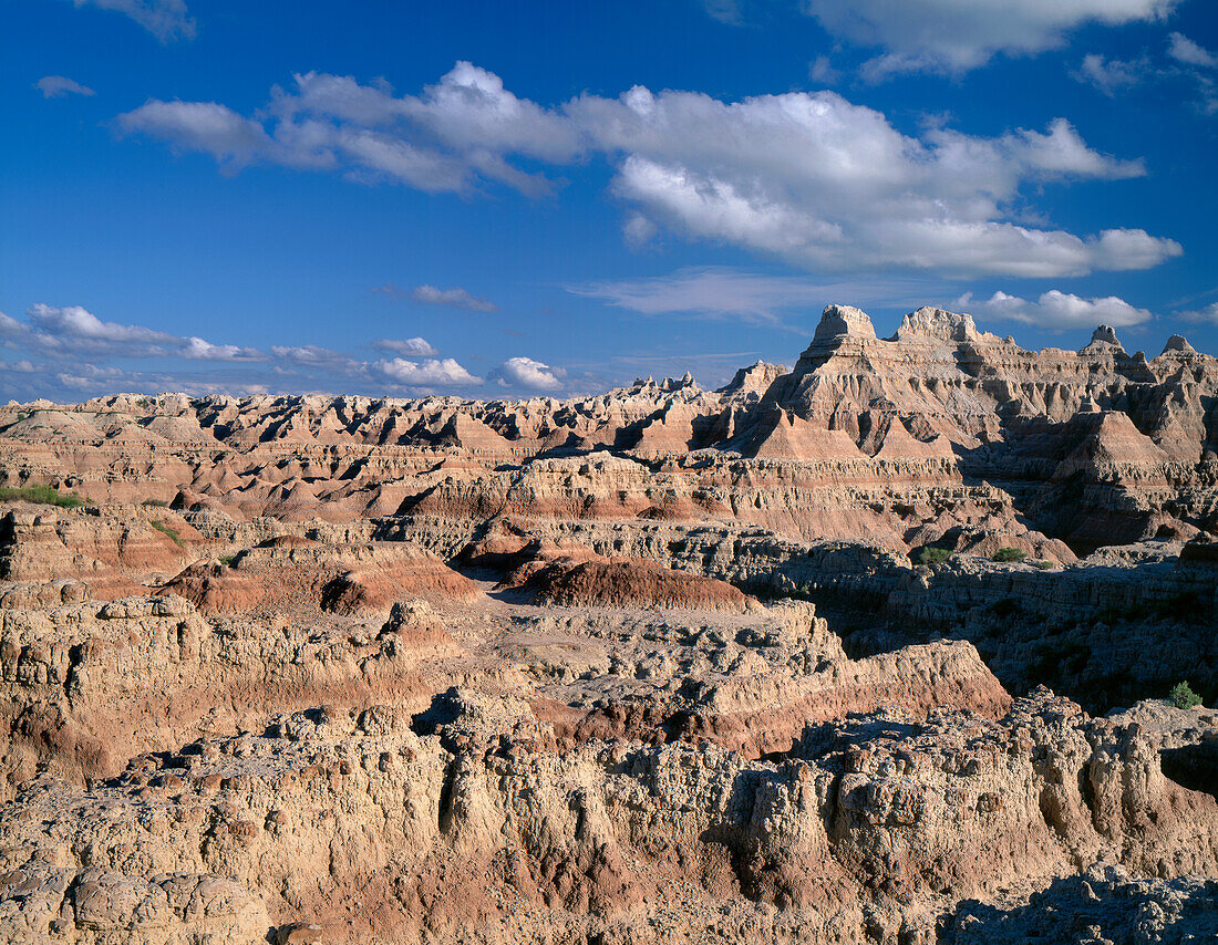 USA, South Dakota, Badlands National Park, Erodierte Sedimentformationen dominieren den Blick nach Südosten vom Door Trail, North Unit.