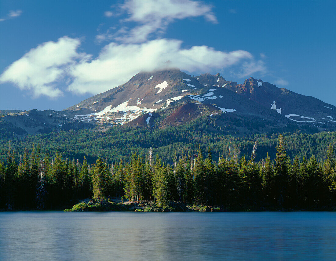 USA, Oregon, Deschutes National Forest, Die Südseite des Broken Top erhebt sich über den Nadelwald und den Sparks Lake am Abend.