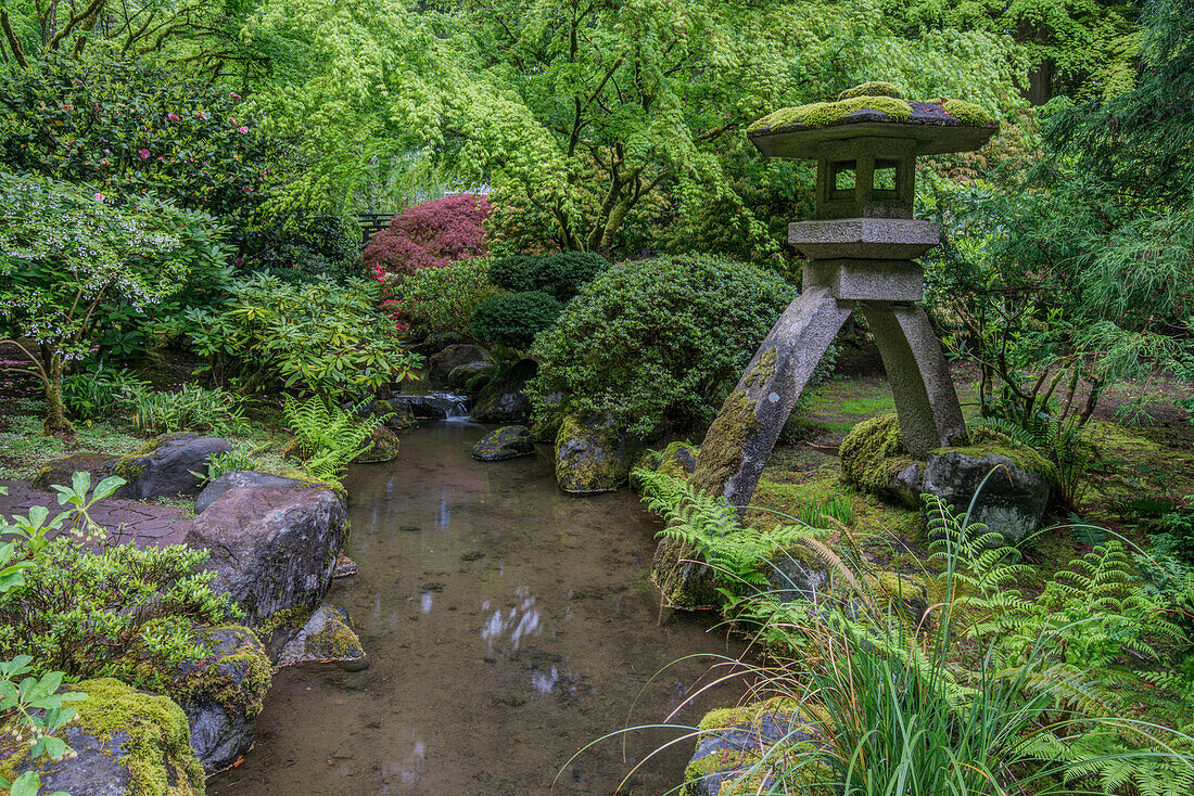 USA, Oregon, Portland, Laterne im Japanischen Garten von Portland