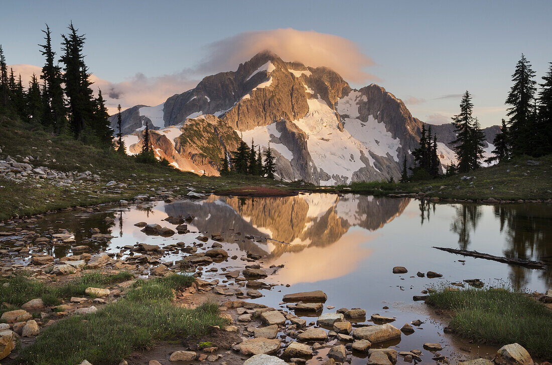 Whatcom Peak spiegelt sich im Tapto Lake, North Cascades National Park