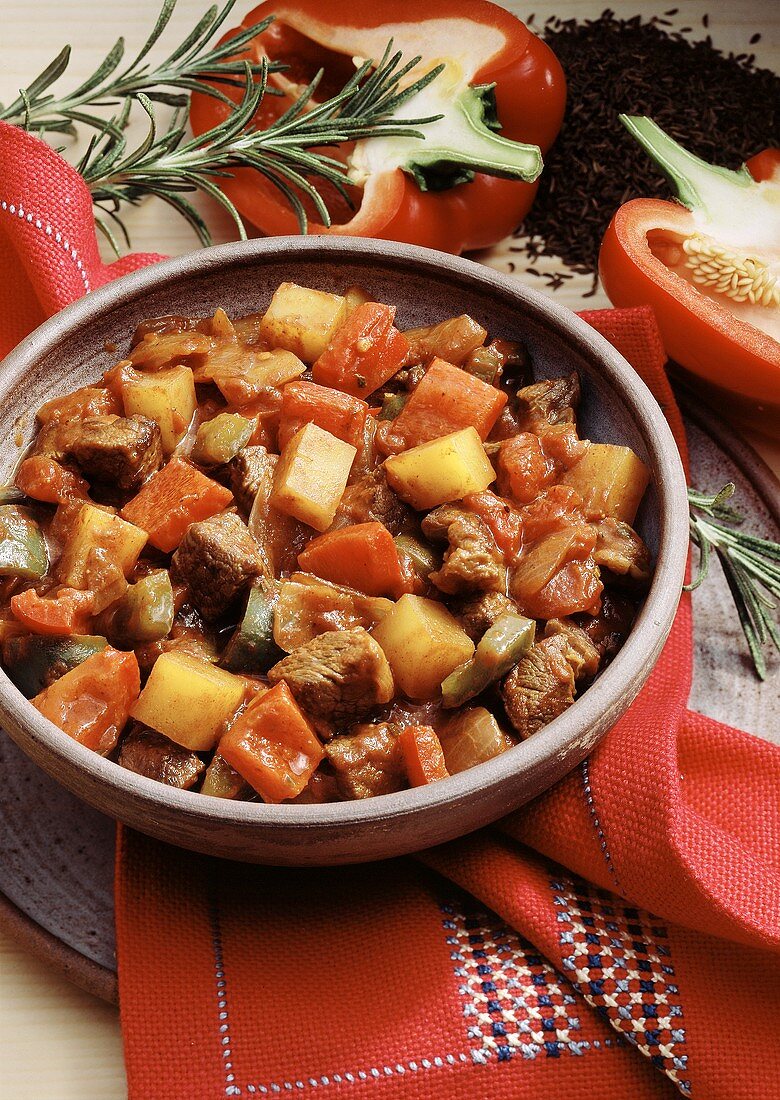 Feuriges Gulasch mit Kürbis und Paprika