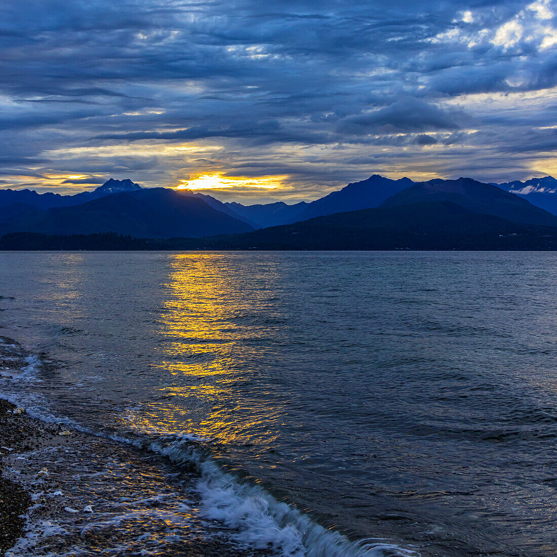 USA, Bundesstaat Washington, Seabeck. Hood Canal und Olympic Mountains im Sonnenuntergang.