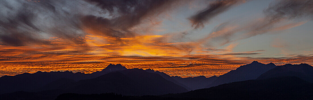 USA, Bundesstaat Washington, Seabeck. Panoramablick auf den Sonnenuntergang über den Olympic Mountains.