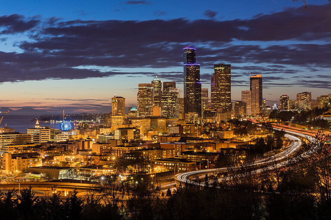 Stadtsilhouette vom Jose Rizal Park im Stadtzentrum von Seattle, Washington State, USA (Großformat verfügbar)
