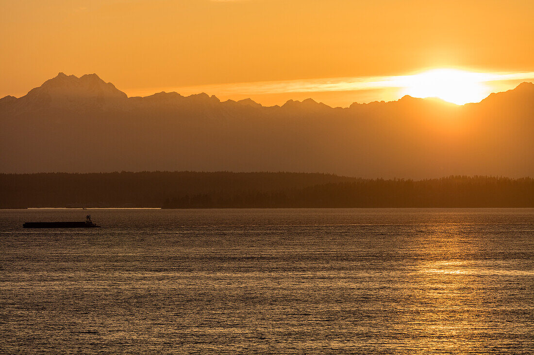 Sonnenuntergang über dem Puget Sound und der Olympic Mountain Range von Seattle, Washington State, USA (Großformat verfügbar)