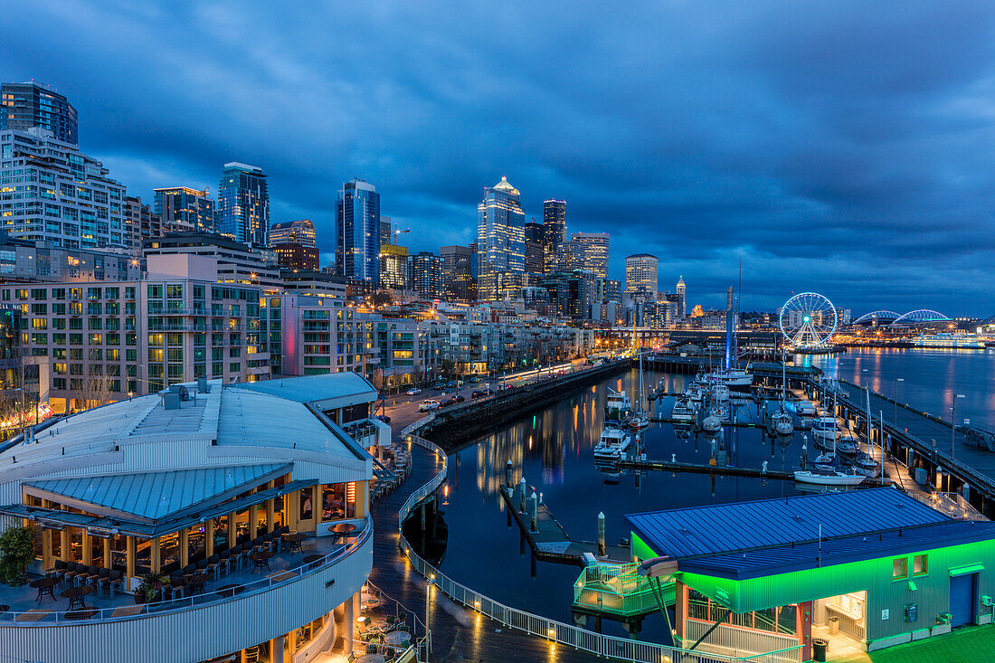 Skyline der Stadt in der Abenddämmerung vom Bell Street Pier in Seattle, Washington State, USA