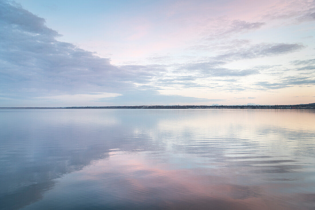 Wolken, die sich im ruhigen Wasser der Bellingham Bay spiegeln, Bundesstaat Washington