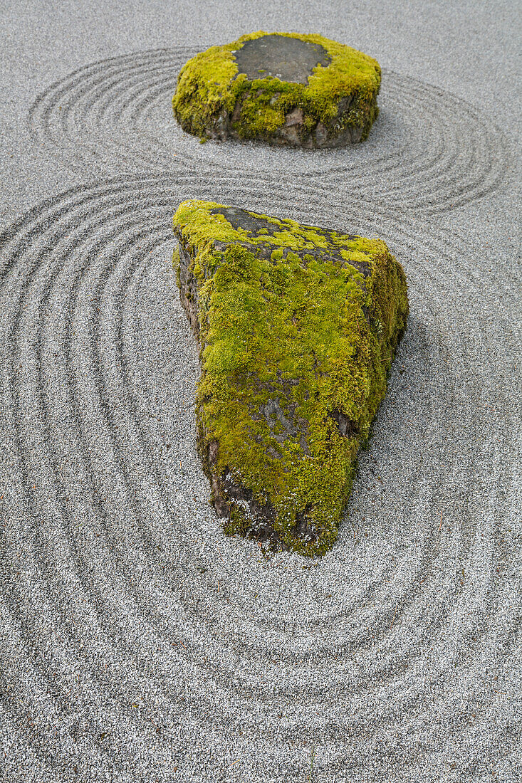 USA, Bundesstaat Washington, Bainbridge Island. Aufgewühlter Sand um einen Felsen