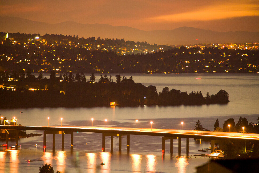 USA, Washington State, Lake Washington, Seattle und Olympic Mountains von Bellevue aus gesehen bei Sonnenuntergang