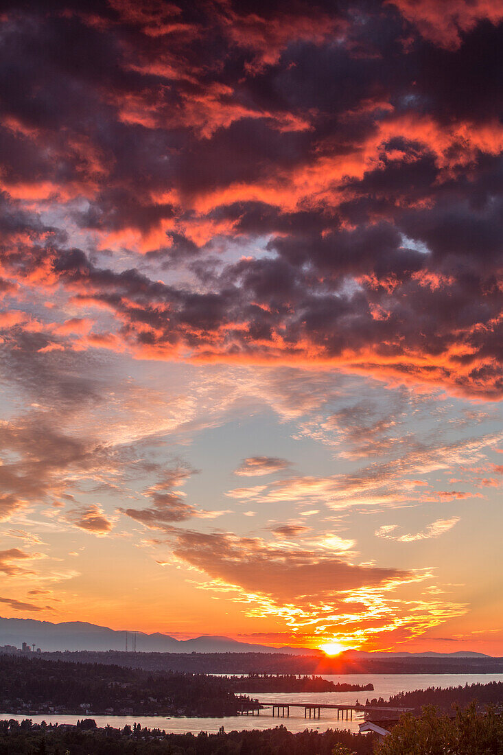 USA, Bundesstaat Washington, Washingtoner See, Seattle und Olympisches Gebirge von Bellevue aus gesehen bei Sonnenuntergang.