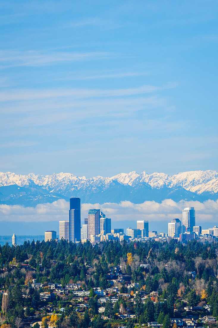 USA, Bundesstaat Washington. Skyline von Seattle und Olympic Mountains vom Bellevue aus gesehen.