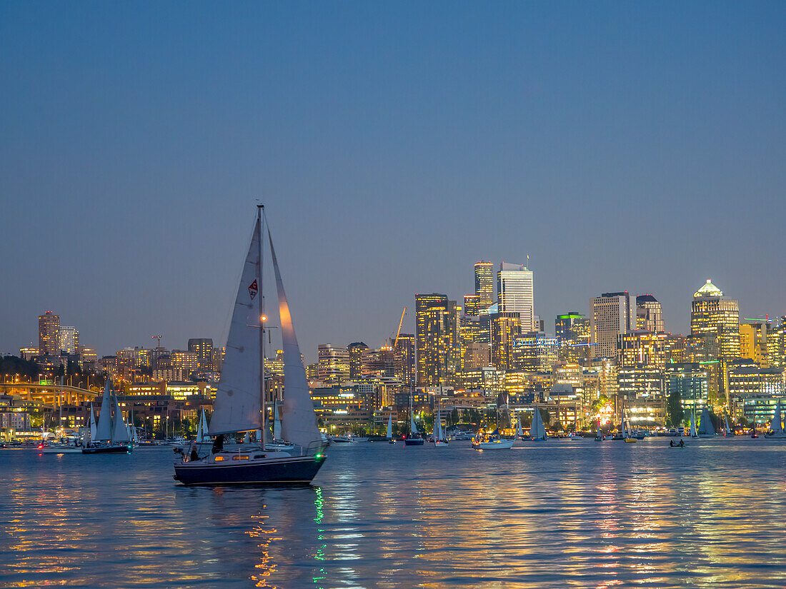 USA, Bundesstaat Washington, Seattle, Skyline der Innenstadt und Boote auf dem Lake Union in der Abenddämmerung, vom Gas Works Park aus gesehen