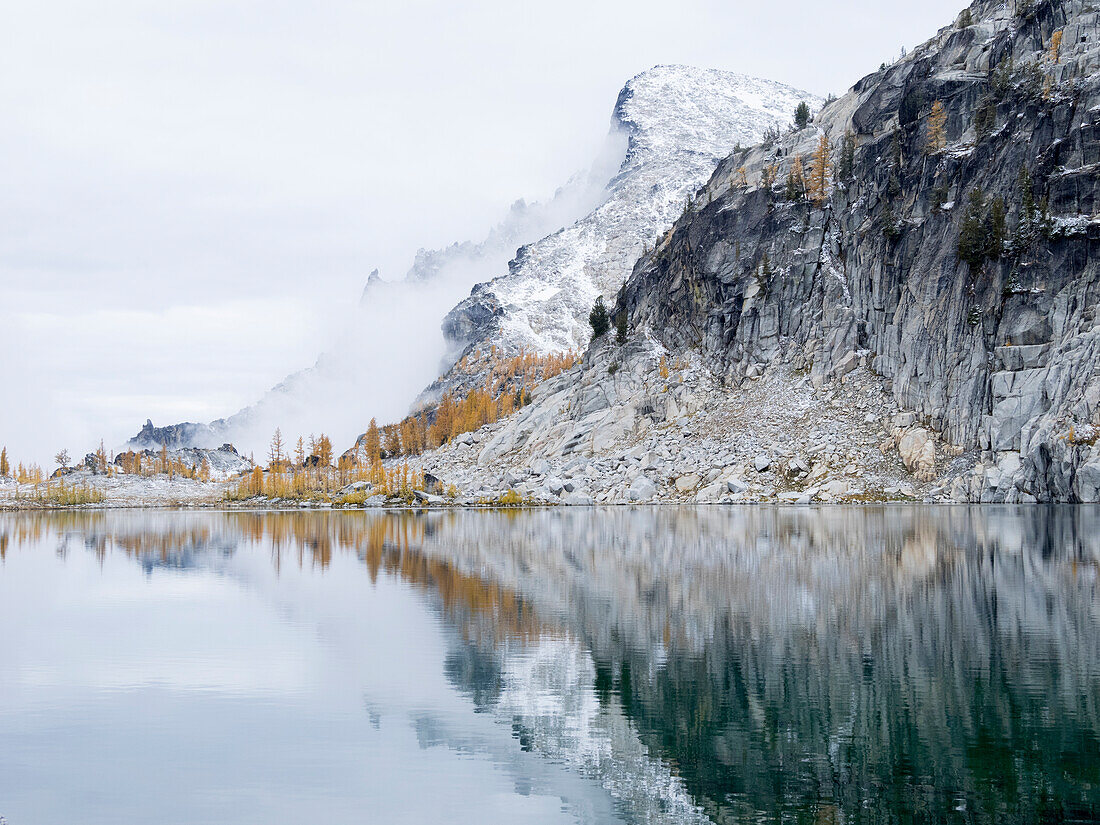 Bundesstaat Washington, Alpine Lakes Wilderness. Enchantment Lakes, Perfection Lake und Little Annapurna