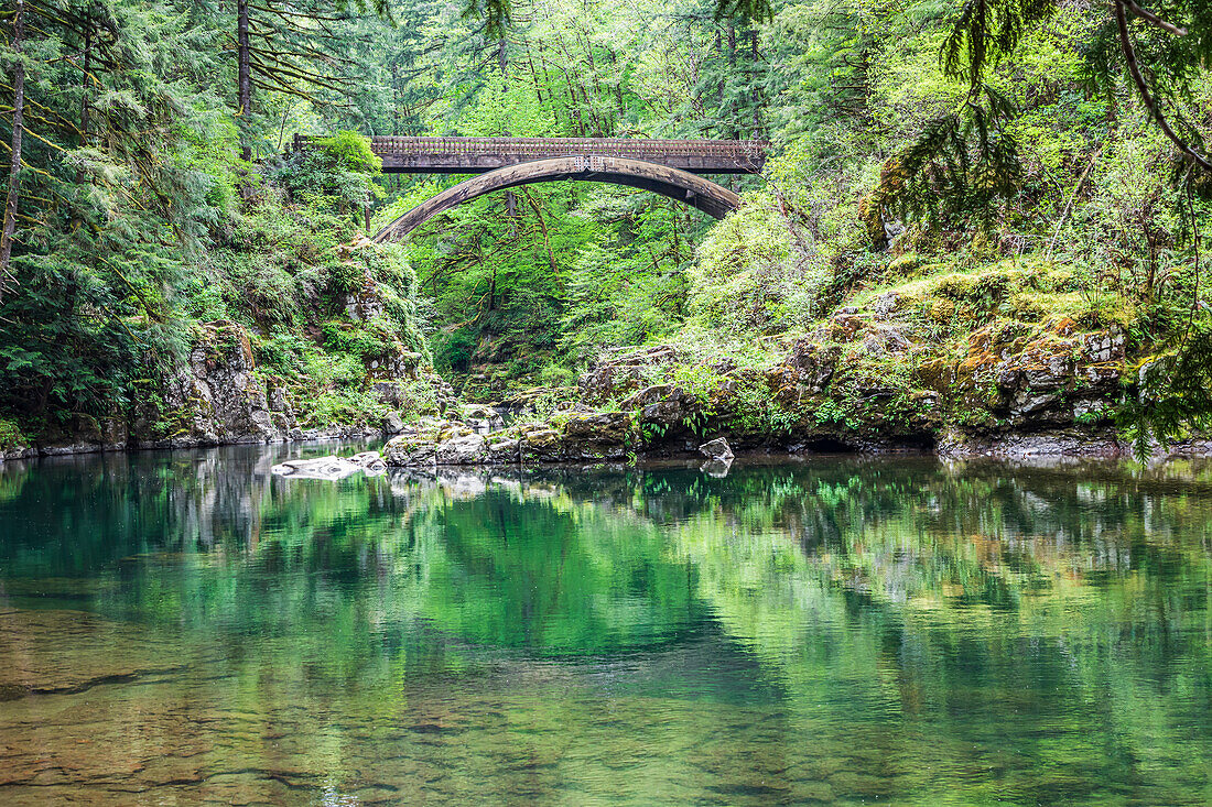 Moulton Falls Regional Park, Yacolt, Bundesstaat Washington, USA. Die Moulton Falls Bridge über den East Fork Lewis River.