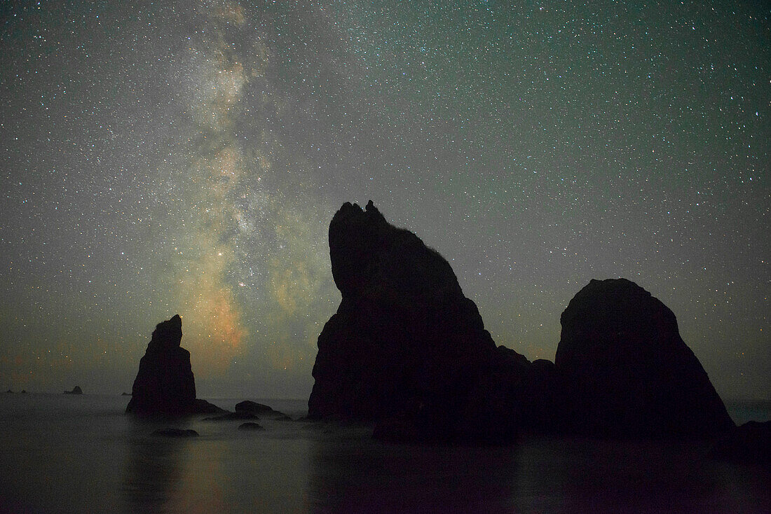 Die Milchstraße geht hinter den Felsen am Ruby Beach auf, Olympic National Park, Washington State.