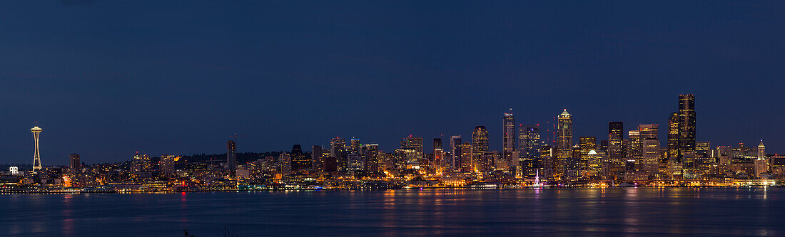 USA, Bundesstaat Washington. Skyline von Seattle, Panorama, Nacht