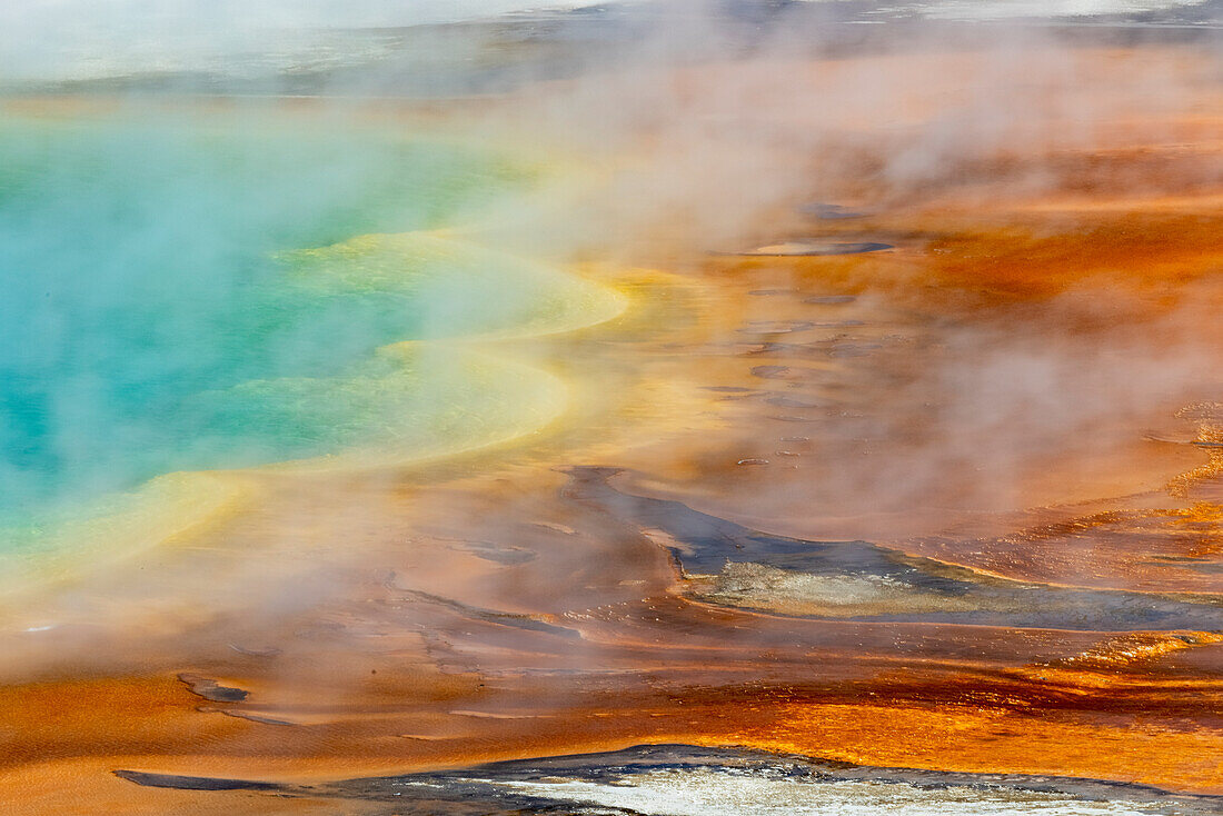 Erhöhte Ansicht der Muster in der Bakterienmatte um die Grand Prismatic Spring, Midway Geyser Basin, Yellowstone National Park, Wyoming