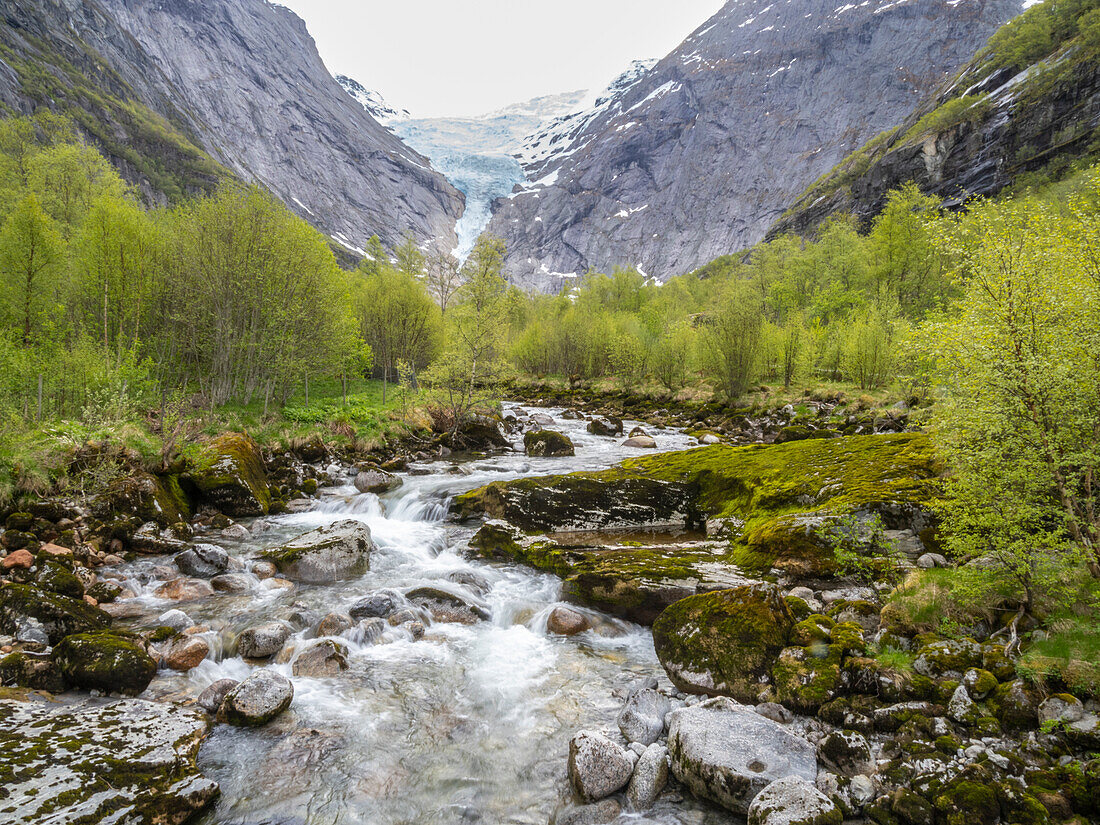 Strom aus der Schmelze des Briksdal-Gletschers, einem der bekanntesten Arme des Jostedalsbreen-Gletschers, Vestland, Norwegen, Skandinavien, Europa