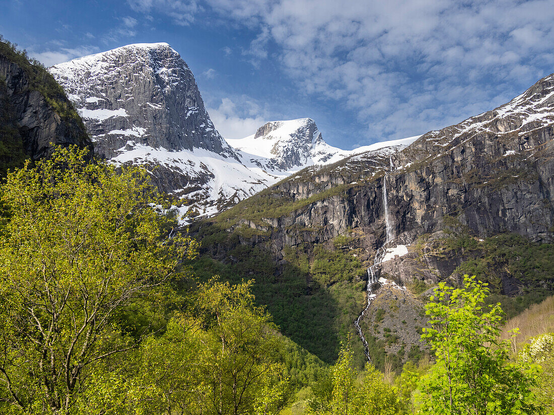 Blick auf einen Wasserfall an einer steilen Bergwand mit dem Myklebustbreen-Gletscher an der Spitze, Vestland, Norwegen, Skandinavien, Europa