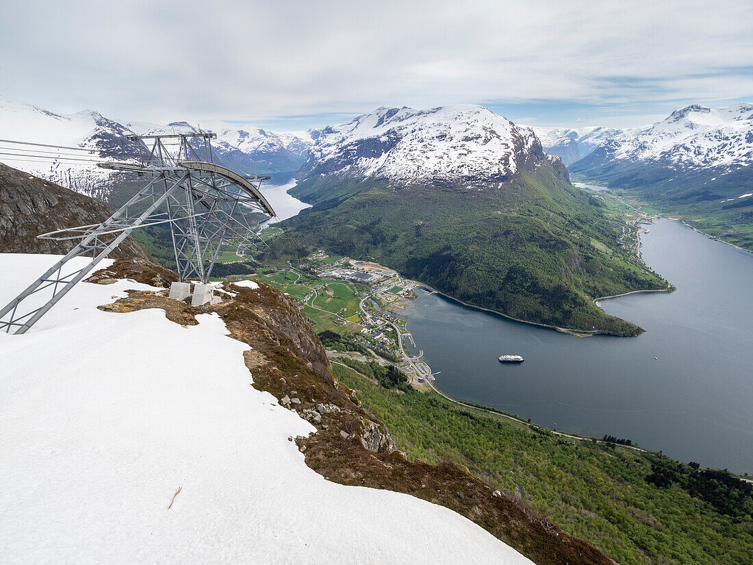 Ein Blick auf die Stadt Loen von der Seilbahn Loen Skylift vom Berg Hoven über dem Nordfjord in Stryn, Vestland, Norwegen, Skandinavien, Europa