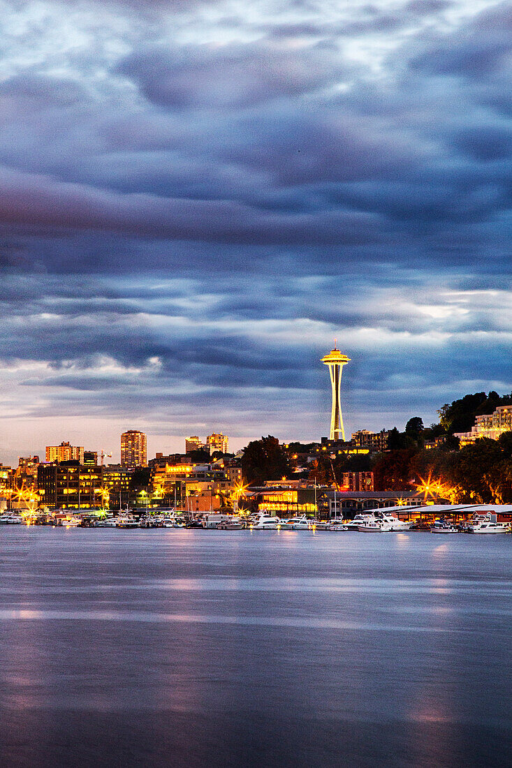 USA, Bundesstaat Washington, Seattle, Abendlicht vom Lake Union aus gesehen mit der Space Needle