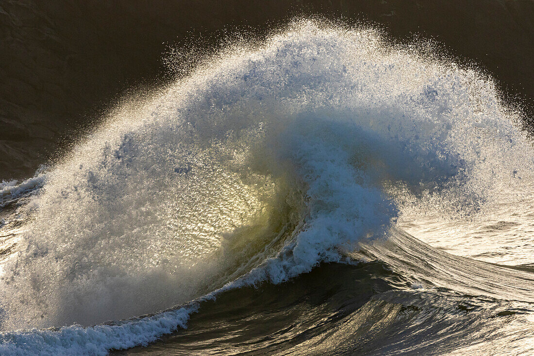 Washington State, Cape Disappointment State Park, Kollidierende Wellen während einer Springflut.