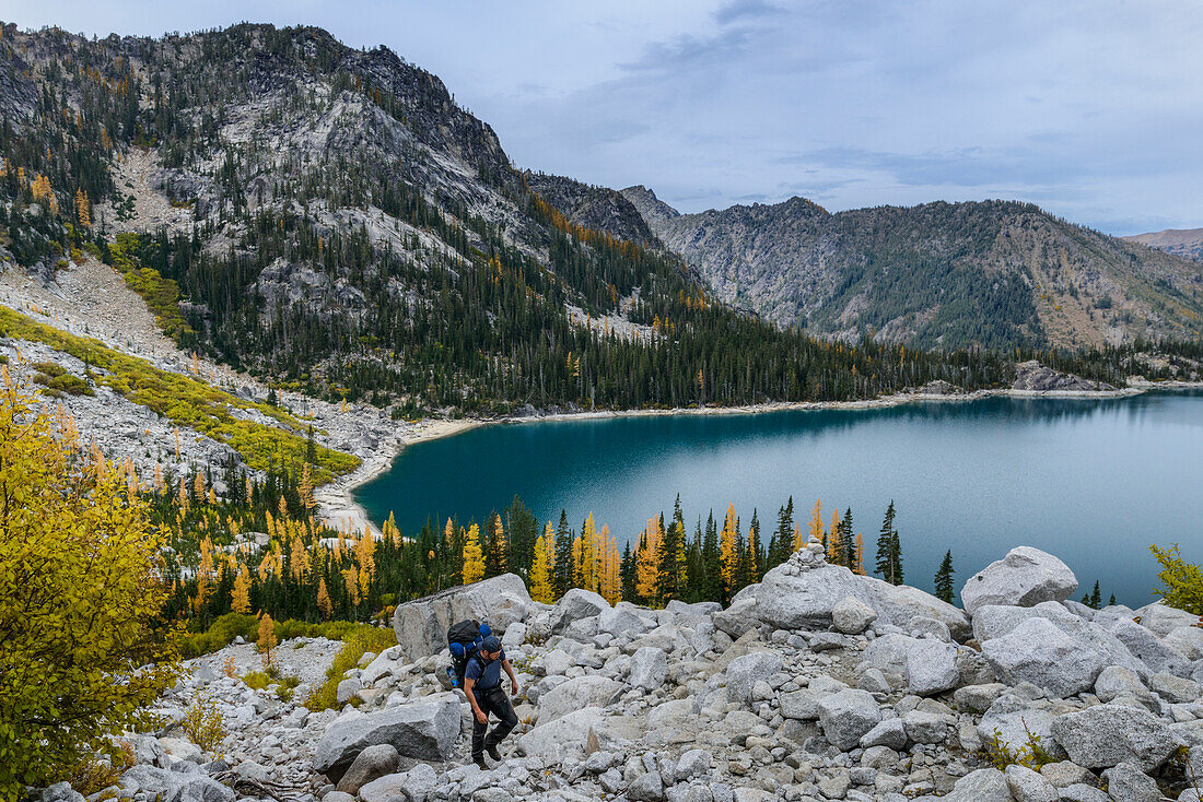 USA, Bundesstaat Washington, Alpine Lakes Wilderness. Rucksacktourist beginnt den Aufstieg zum Asgard Pass (MR).