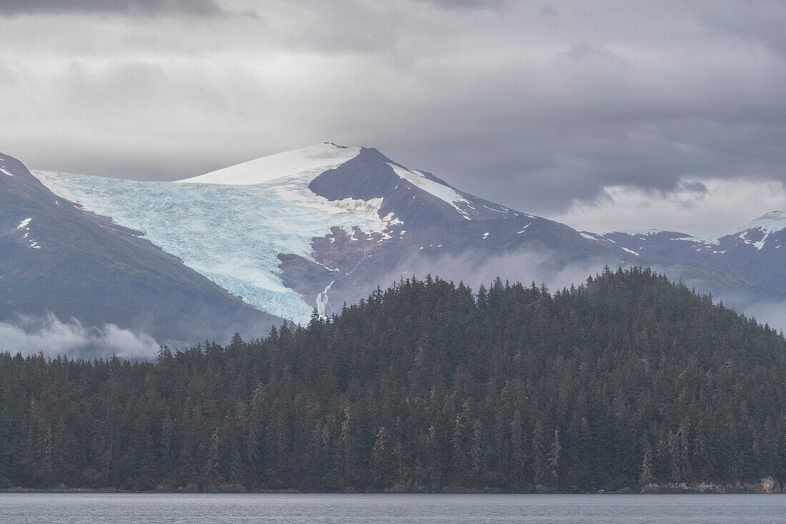 Ein Hängegletscher, umgeben vom Tongass National Forest, Behm Canal, Südost-Alaska, Vereinigte Staaten von Amerika, Nordamerika