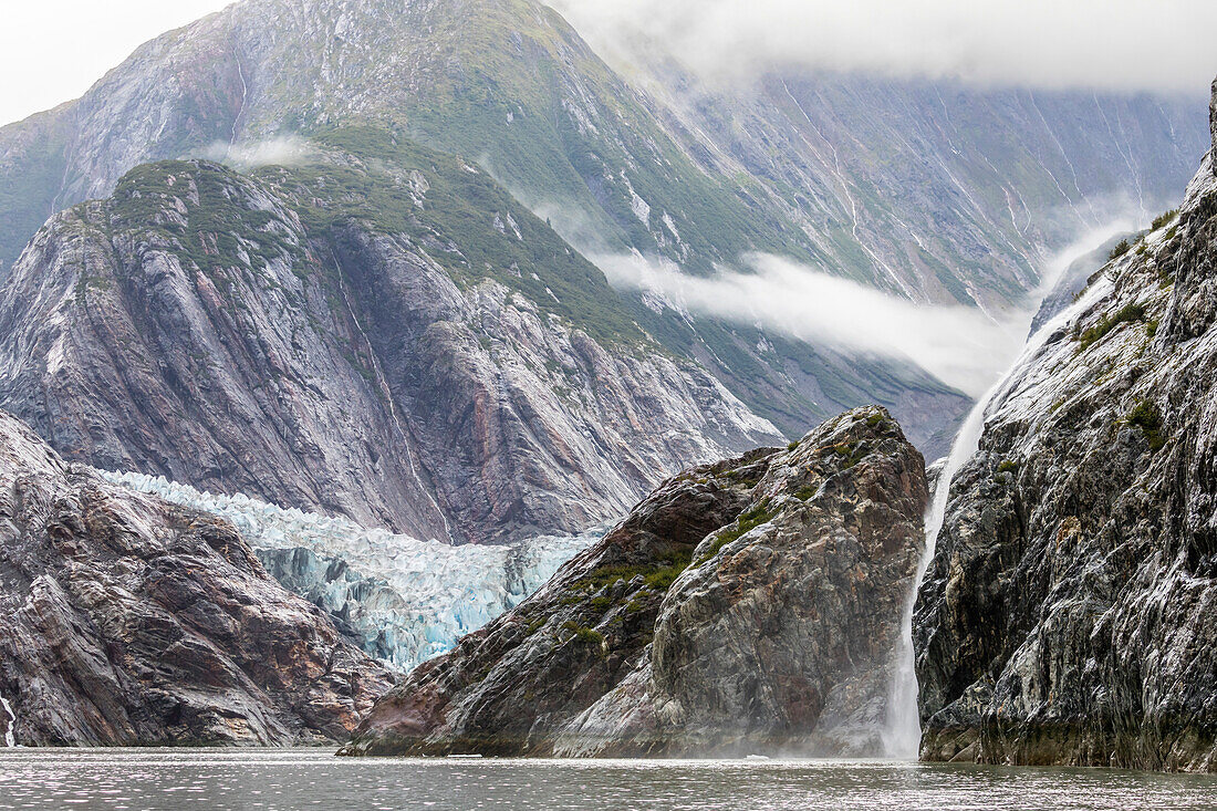 Ein Wasserfall in der Nähe des Sawyer Glacier in der Tracy Arm-Fords Terror Wilderness, Südost-Alaska, Vereinigte Staaten von Amerika, Nordamerika