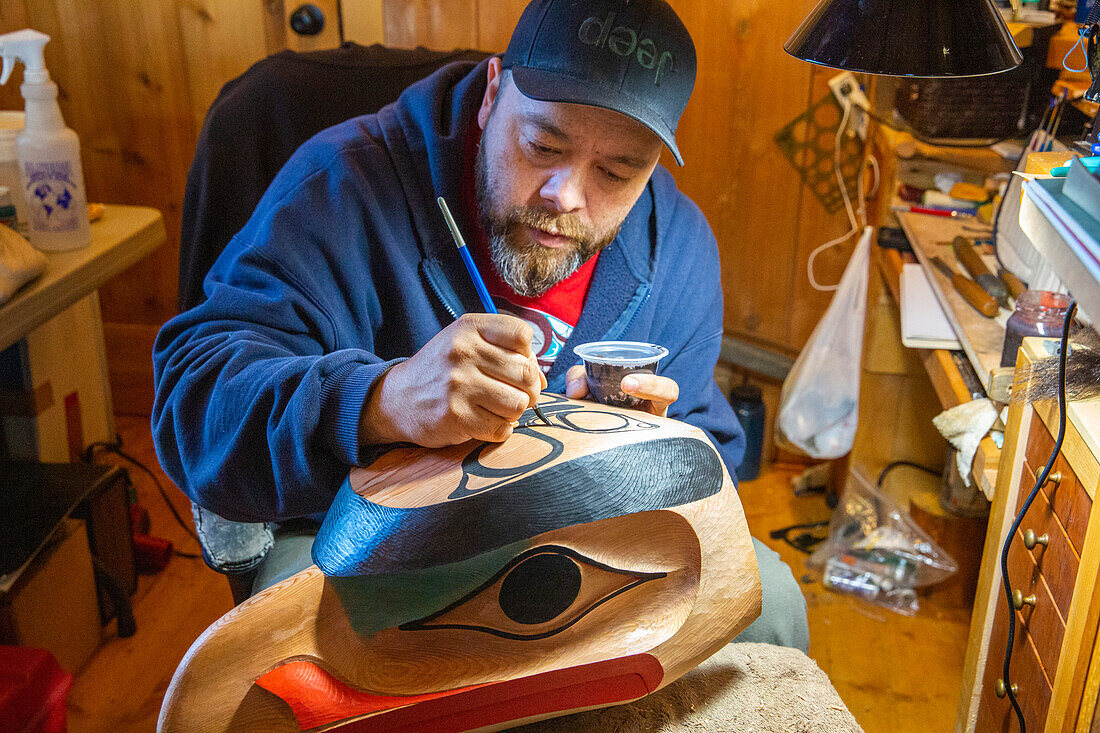 Kunsthandwerker mit traditioneller Maske in Old Massett (Gaw in Xaad kil), Graham Island (Haida Gwaii), British Columbia, Kanada, Nordamerika