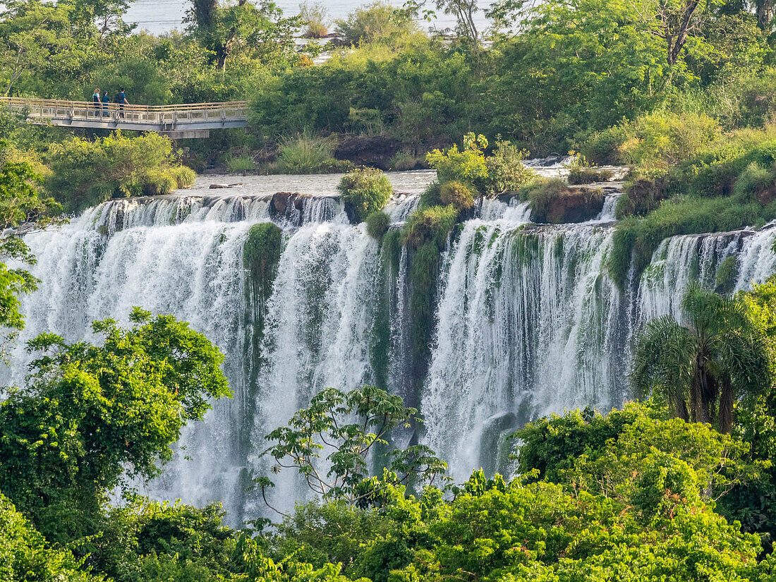 Ein Blick vom unteren Kreislauf der Iguazu-Fälle, UNESCO-Weltnaturerbe, Provinz Misiones, Argentinien, Südamerika